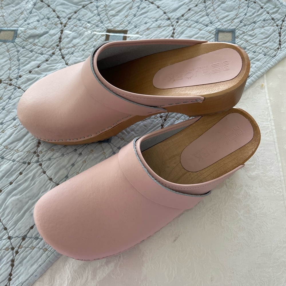Bjork Swedish comfort backless light pink leather clogs